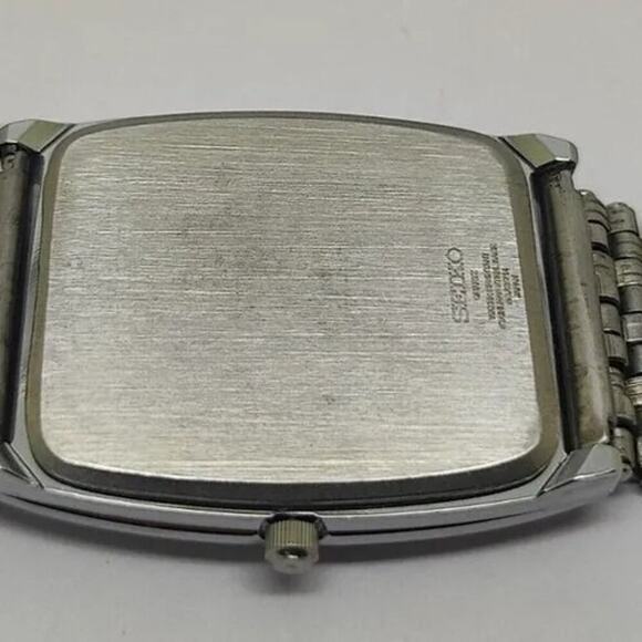 Vintage Style Seiko Quartz Mens Silver Watch & Blue accents W/ Metal Strap - Picture 7 of 8